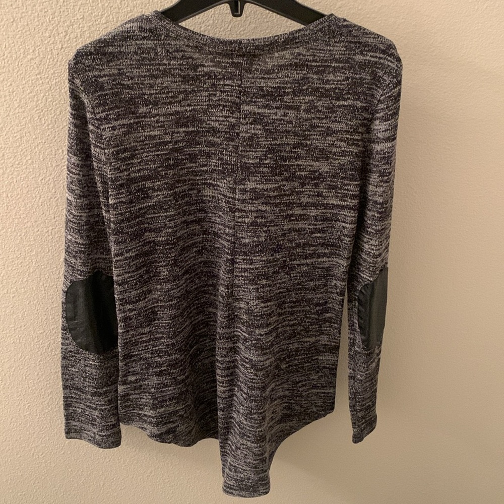 💥Sweater💥 - Picture 2 of 4